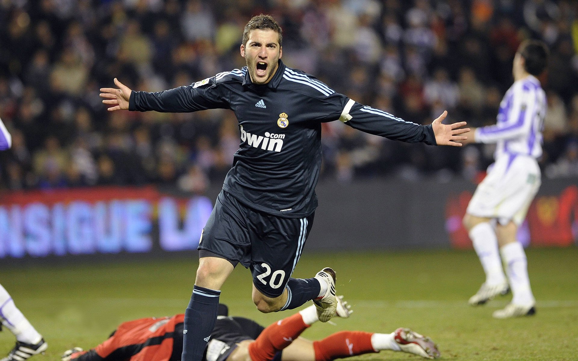 九游电竞官网-赛场上的坚持：车手的心理调适之路，赛车手的心理素质